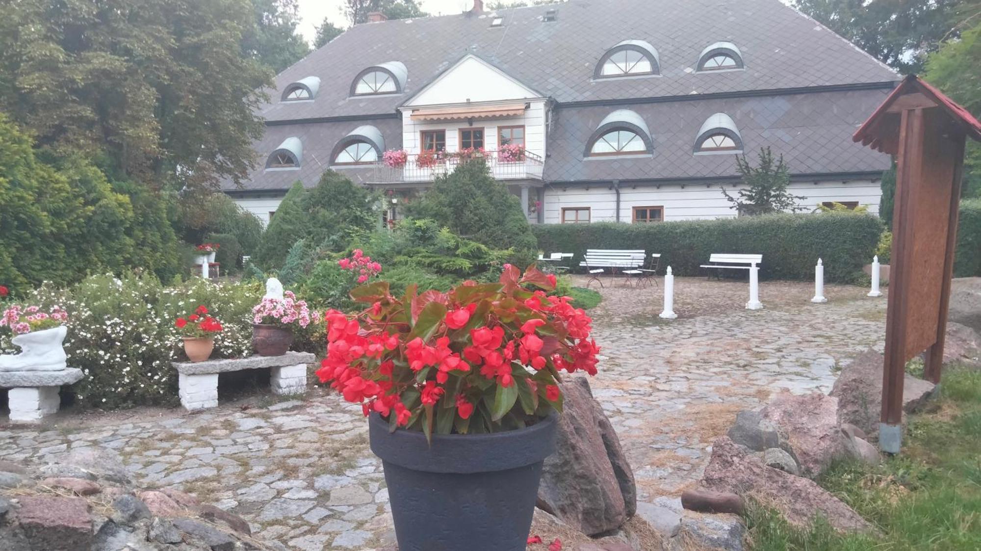 Dworek Pod Herbem Gądkowice エクステリア 写真
